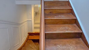 A wooden staircase with a brick wall at the top. - Pass the Keys | Central 2 Bed 2 Bath Duplex (London)