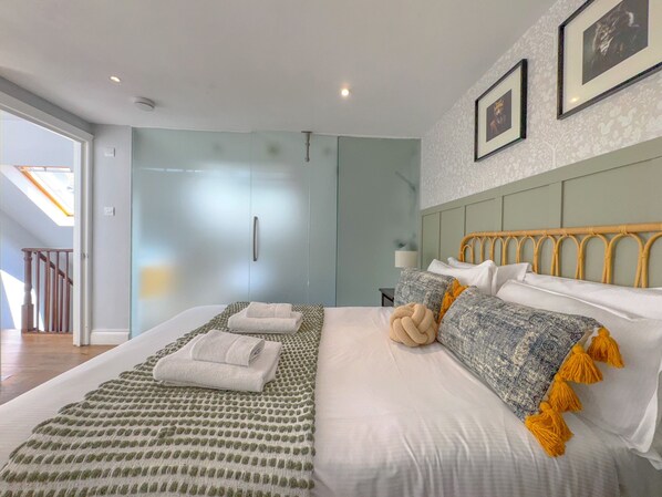 2 bedrooms, iron/ironing board, free WiFi, bed sheets - Pass the Keys | Central 2 Bed 2 Bath Duplex (London)