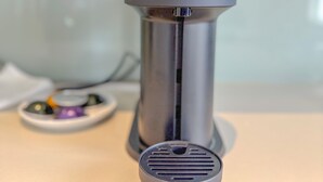 Una màquina de Nespresso amb un dipòsit d'aigua i un safata per al que ha caigut.