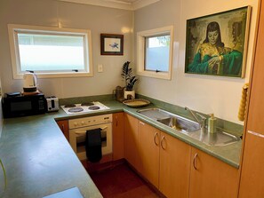 Fridge, microwave, oven, stovetop - Central Māngere Bridge Gem, Family and Pet Friendly. Close to the Airport. (Auckland)