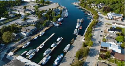 Cozy Bungalow - Steps from Lake Huron. Family & dog friendly