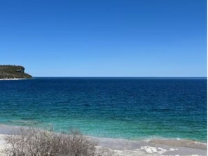 Beach - Cozy Bungalow - Steps from Lake Huron. Family & dog friendly (Miller Lake)