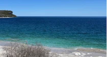 Cozy Bungalow - Steps from Lake Huron. Family & dog friendly