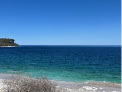 Cozy Bungalow - Steps from Lake Huron. Family & dog friendly
