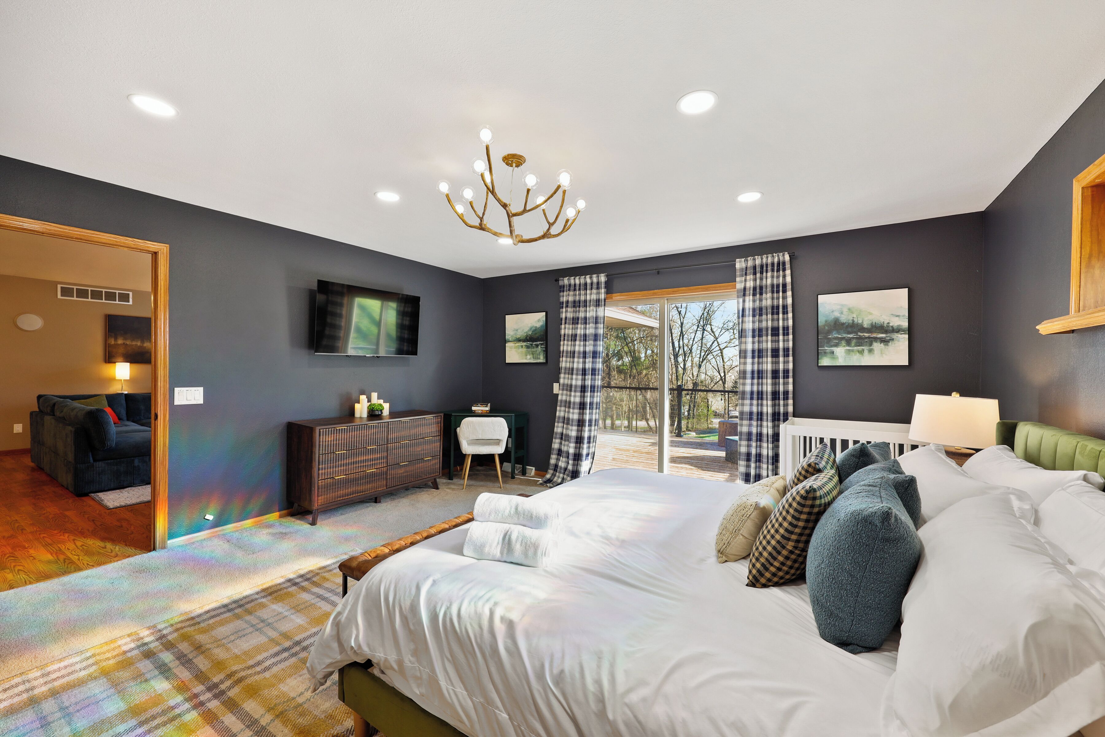 6 bedrooms, iron/ironing board, WiFi, bed sheets