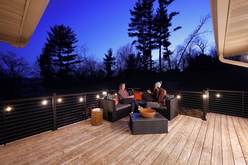 Wild Timber Lodge: Golf Sim, Sauna, Bars, 10 acres, close to WI Dells