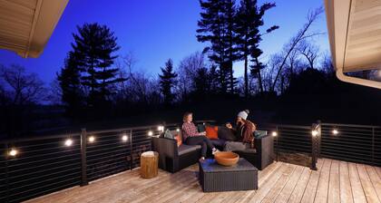 Wild Timber Lodge: Golf Sim, Sauna, Bars, 10 acres, close to WI Dells