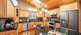 Wild Timber Lodge: Golf Sim, Sauna, Bars, 10 acres, close to WI Dells