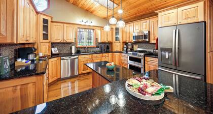 Wild Timber Lodge: Golf Sim, Sauna, Bars, 10 acres, close to WI Dells