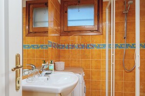 Shower, bidet, towels