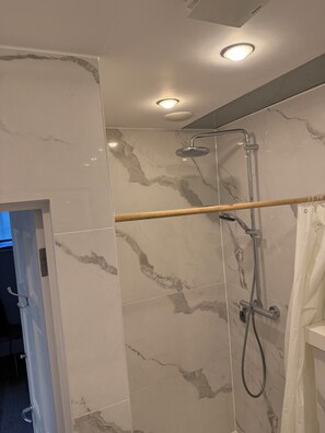 Hair dryer, towels, soap - Notting Hill Gorgeous Garden Flat (London)