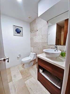 Dusche, Haartrockner, Handtücher