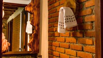 Pyyhkeet, saippua, vessapaperi