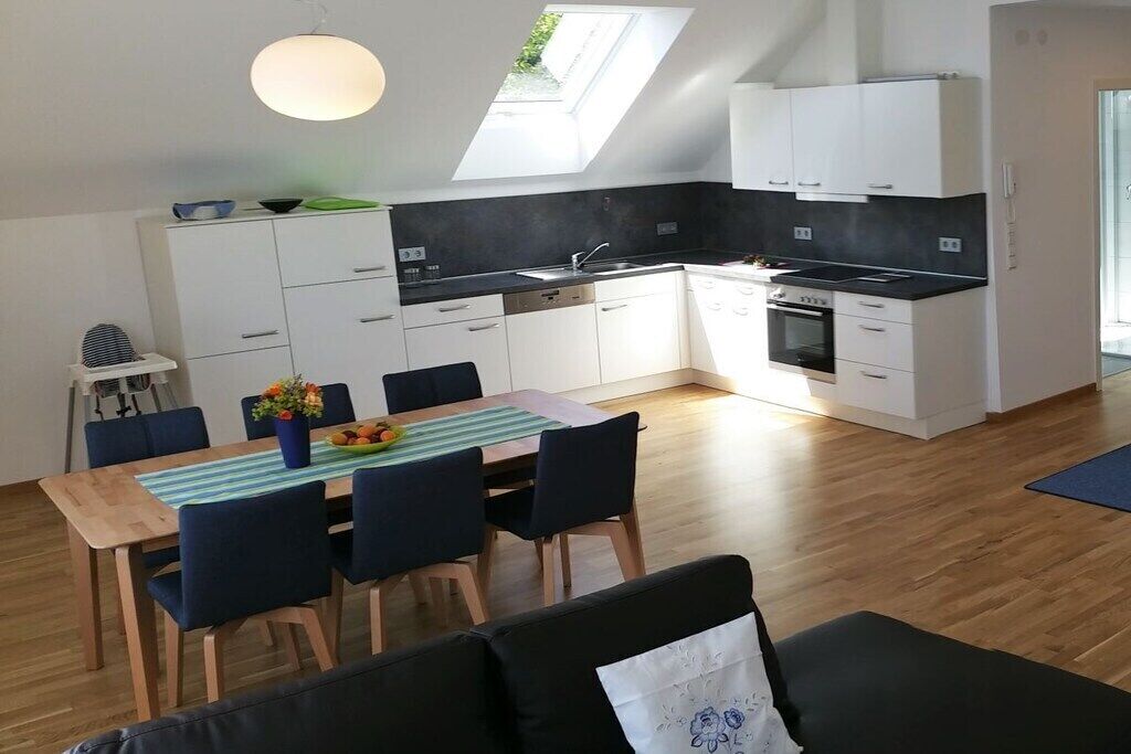 Kühlschrank, Ofen, Herdplatte, Esstisch