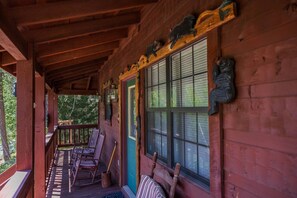 Property grounds - Cozy Pet Friendly Cabin! Pool Access, & Hot Tub! (Sevierville)