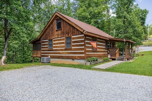 Exterior - Cozy 2br Cabin! Pet Friendly, Pool Access, Hot Tub (Sevierville)