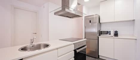 Jääkaappi, mikroaaltouuni, uuni, astianpesukone