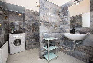 Hair dryer, towels, soap, shampoo - Charming Apartment Opposite the Vienna State Opera (Wien)