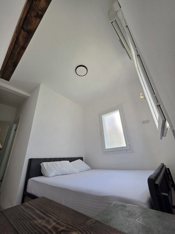 Habitación básica doble, vista a la ciudad | Wifi gratis 