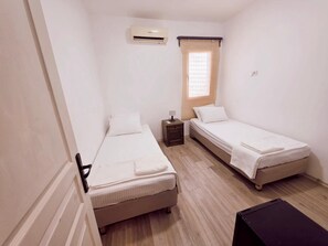 Basic Twin Room, City View | Free WiFi - The Cranberries Hostel Bodrum (Bodrum)