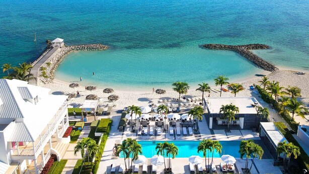 Un resort con piscina, playa y vista al océano.