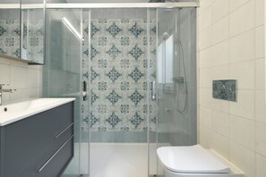 Dusche, Haartrockner, Handtücher