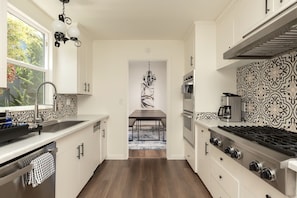 Micro-ondes, four, plaque de cuisson, lave-vaisselle