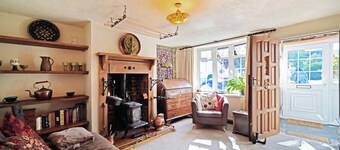 Bumblebee Cottage: 200 year old oak beamed home
