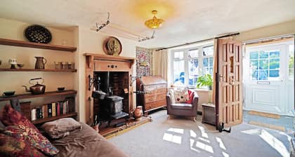 Bumblebee Cottage: 200 year old oak beamed home