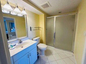 Combined shower/bathtub, free toiletries, hair dryer, towels - Ocean Walk Resort Condos (Daytona Beach)