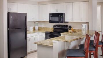 Lemari es besar, microwave, oven, dan kompor