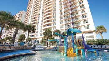 Hồ bơi trong nhà, 3 hồ bơi ngoài trời