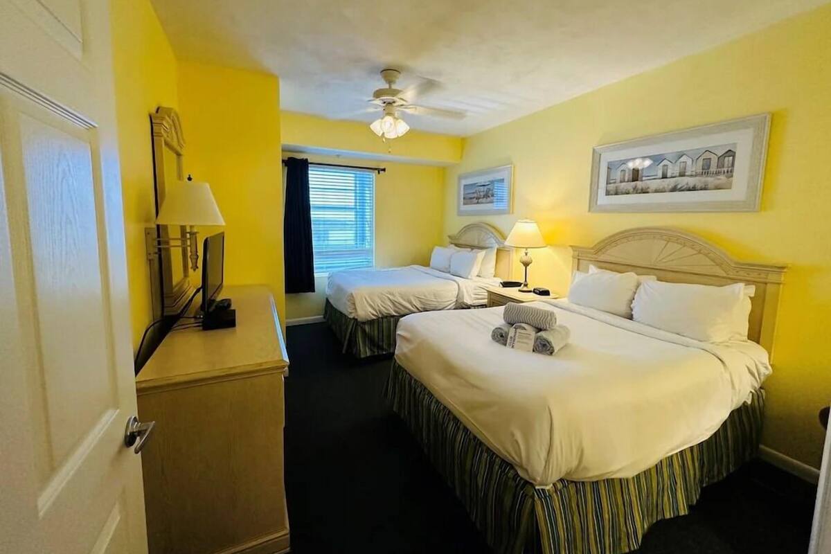 Suite, 1 Bedroom, Non Smoking, Kitchen | 2 bedrooms, desk, laptop workspace, iron/ironing board