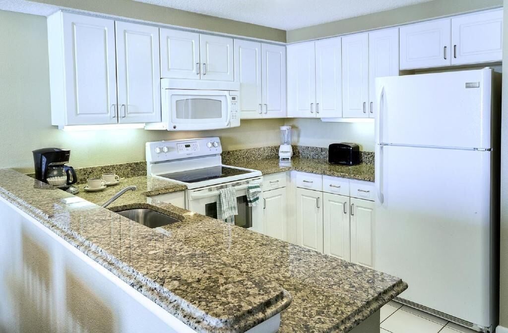 ثلاجة/مجمد بحجم كبير، ميكروويف، فرن، موقد طهي مسطح