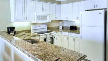 Full-size fridge, microwave, oven, stovetop