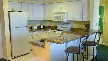 Suite, 3 Bedrooms, Non Smoking, Kitchen | Private kitchen | Full-sized fridge, microwave, oven, stovetop