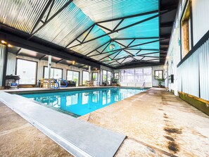 Indoor pool, a heated pool - Farmhouse in beautiful Smith River with heated in-door pool (Smith River)