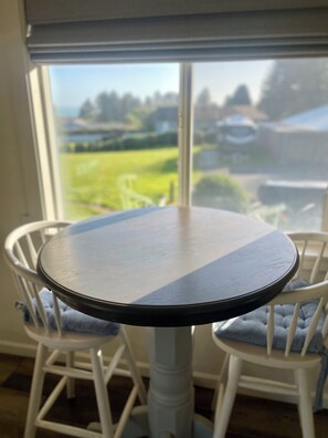Dining - Farmhouse in beautiful Smith River with heated in-door pool (Smith River)