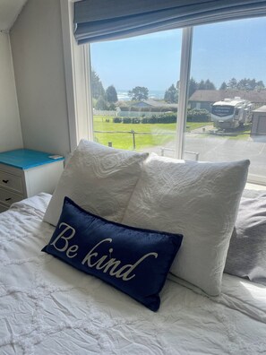 4 bedrooms, desk, iron/ironing board, free WiFi - Farmhouse in beautiful Smith River with heated in-door pool (Smith River)