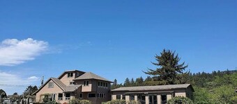 Farmhouse in beautiful Smith River with heated in-door pool