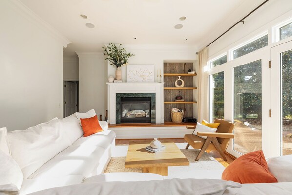 Smart TV, fireplace - Stunning Designer Home adjacent to the Harpeth River just outside of Nashville (Kingston Springs)