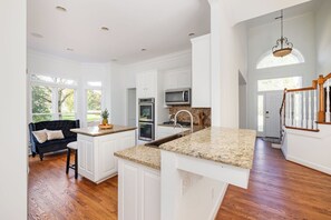 Dishwasher - Stunning Designer Home adjacent to the Harpeth River just outside of Nashville (Kingston Springs)