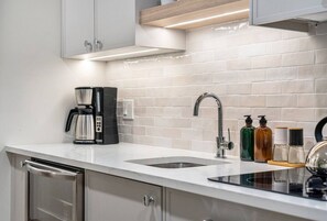 Réfrigérateur, plaque de cuisson, cafetière/bouilloire, grille-pain