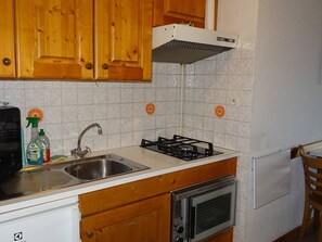 Kühlschrank, Mikrowelle, Ofen, Wasserkocher mit Kaffee-/Teezubehör