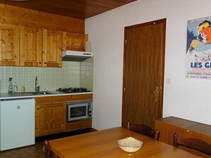 Fridge, microwave, oven, coffee/tea maker