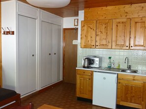 Kühlschrank, Mikrowelle, Ofen, Wasserkocher mit Kaffee-/Teezubehör