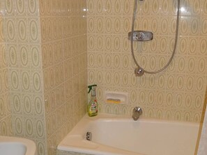 Hair dryer, towels - Spacious 1-Bedroom Apartment, 4 Guests, Center of Les Gets, WiFi, Linens Included (Les Gets)