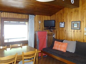 TV - Spacious 1-Bedroom Apartment, 4 Guests, Center of Les Gets, WiFi, Linens Included (Les Gets)