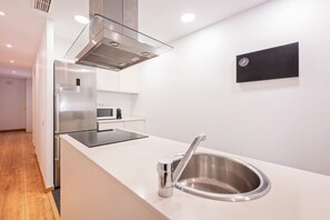 Réfrigérateur, four à micro-ondes, un four, surface de cuisson