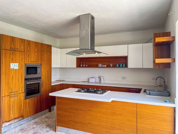 Een koelkast, een microgolfoven, een oven, een kookplaat